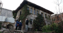 Defineciler tarihi evi talan etti