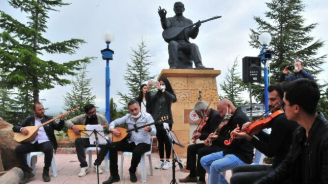 Aşık Mahzuni Şerif anıldı