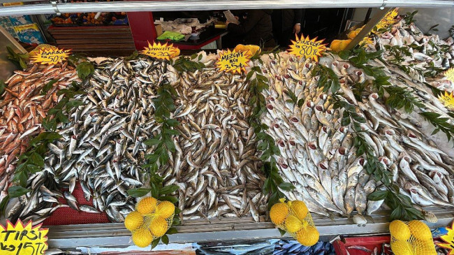 Kar yağdı, balık tezgahları şenlendi