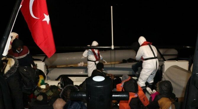 36 kaçak göçmenin yardımına Sahil Güvenlik yetişti