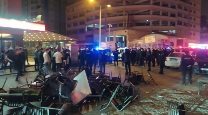 Adana’nın ünlü şırdancısı denetime sinirlendi, masaları yola fırlattı