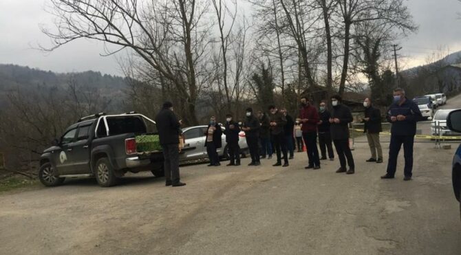 Annelerinin cenaze namazını kontrol noktasında kıldılar