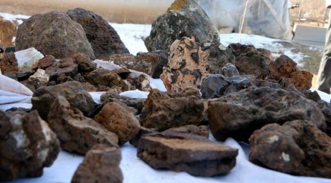 Arazide bulduğu gök taşlarına 200 bin dolar istiyor