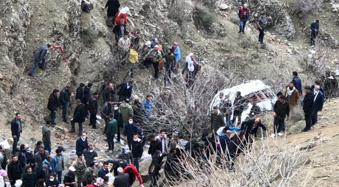 Batman’da öğrenci servisi uçuruma yuvarlandı: 2 ölü, 24 yaralı