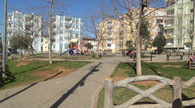 Bekçi parkta köpek gezdiren genci ayağından vurdu