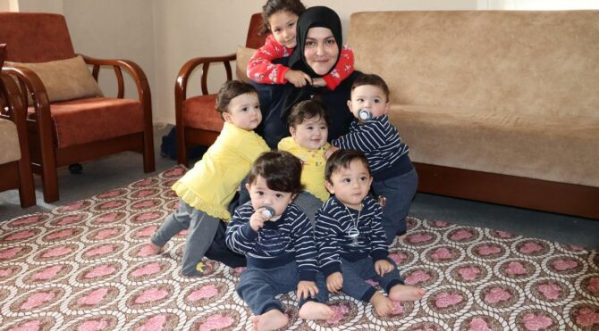 Beşiz annesi, günde sadece üç saat uyuyabiliyor