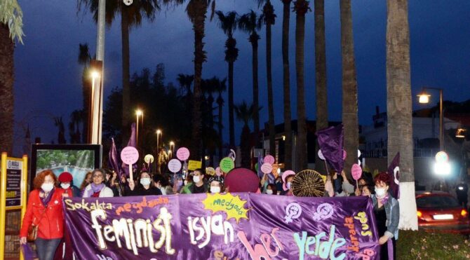 Bodrum’da feministlerden davullu, düdüklü gece yürüyüşü