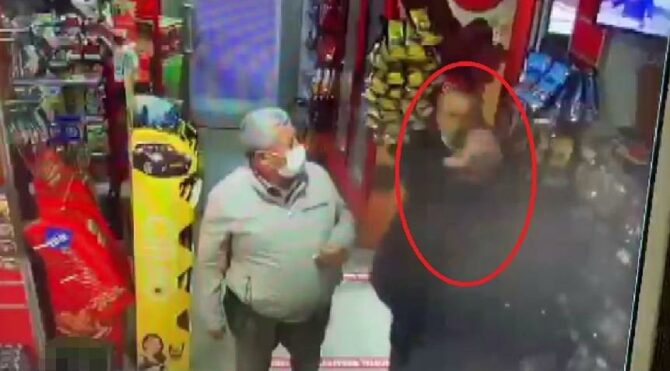 Boğazına bıçak dayayan husumetlisinden markettekiler kurtardı