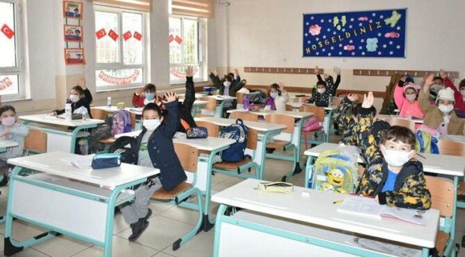 Çocukları okulda coronavirüsten koruma rehberi