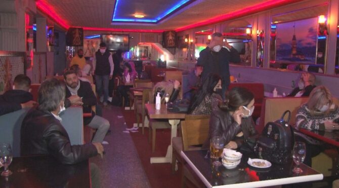 Devriye gezen ekip müzik sesini duyunca baskın yaptı