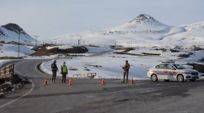 Düşen helikopterin enkazı olay yerinden kaldırılıyor