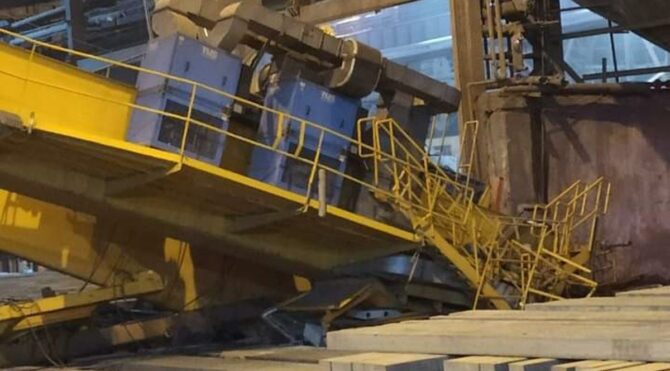 Düşen vinç kabininin altında feci şekilde can verdi