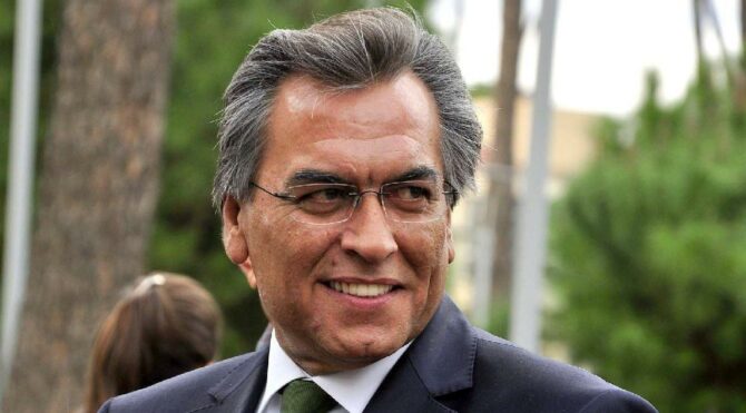 Evi yanan belediye başkanı hastaneye kaldırıldı