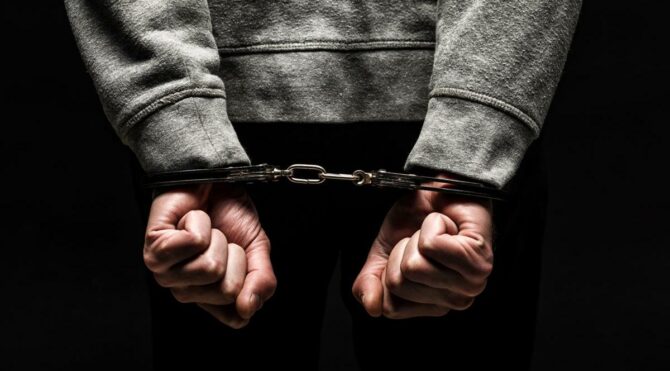 Firari emniyet müdürü saklandığı evde yakalandı