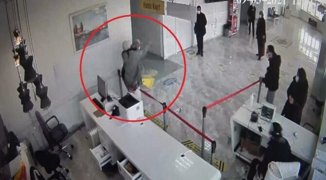 Hastanede sağlık çalışanına saldırı anı kamerada