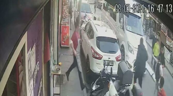 İstanbul’da dehşet anları: Annesinin gözü önünde minibüsün altında kaldı
