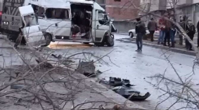 İtfaiye aracı işçi servisi ile çarpıştı: 1 ölü, 11 yaralı