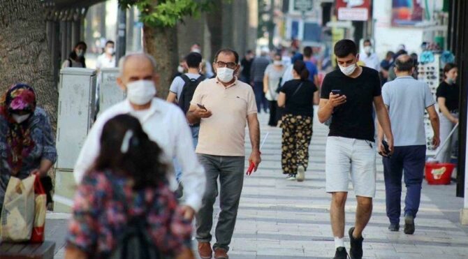 İzmir’de iş yerlerinin kapanış saati 1 saat uzatıldı