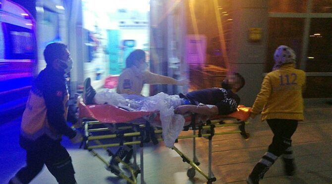 Kadınlardan yan odaya geçmelerini isteyip, ev sahibini vurdular