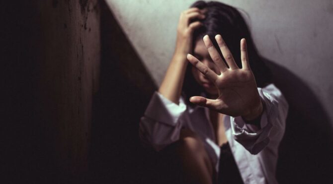 Kapısını açamayan komşusuna önce yardım etti, sonra tacizde bulundu