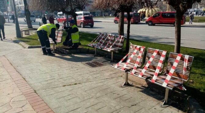 Kırmızı bölgedeki kentte oturma alanları şeritlerle kapatılıyor Kırmızı bölgedeki kentte oturma alanları şeritlerle kapatılıyor