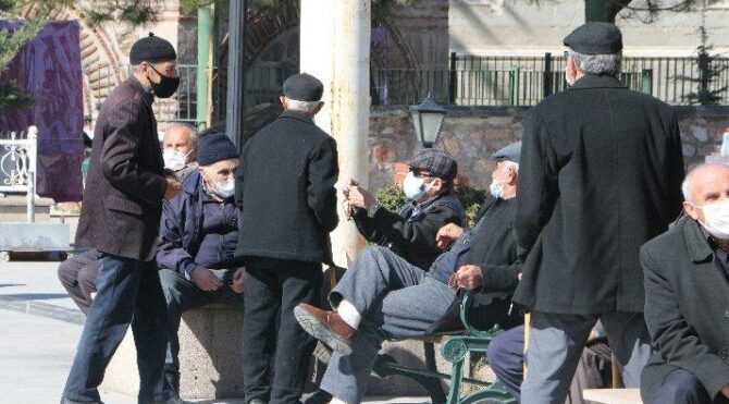Kırmızı kategorideki kentte, sokaklardaki yoğunluk dikkat çekiyor
