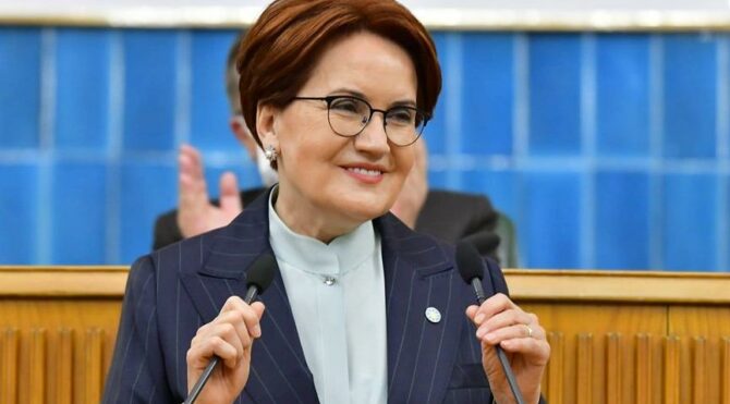 Meral Akşener’in yemini sosyal medyayı salladı