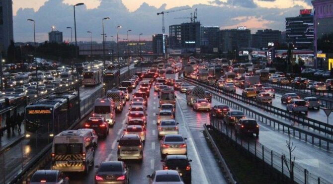 Normalleşmenin ilk gününde İstanbul’da trafik yoğunluğu
