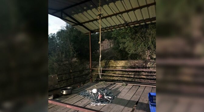 Salıncağın ipi boynuna dolandı