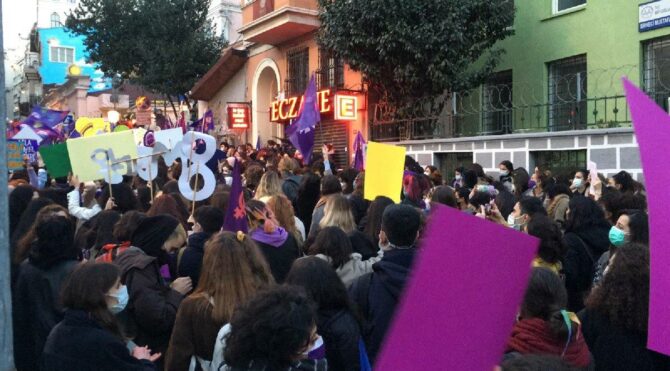 Taksim Meydanı kapatıldı! Kadınlar 8 Mart için Cihangir’de toplandı Taksim Meydanı kapatıldı! Kadınlar 8 Mart için Cihangir’de toplandı