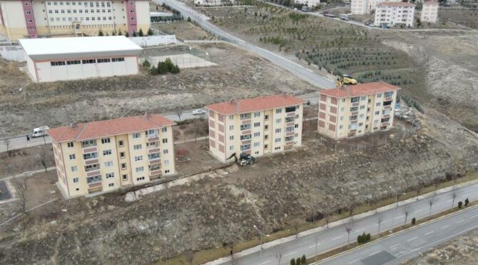 Toprak kayması nedeniyle 3 bina tahliye edildi