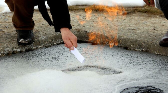 Yanan su görenleri şaşkına çeviriyor