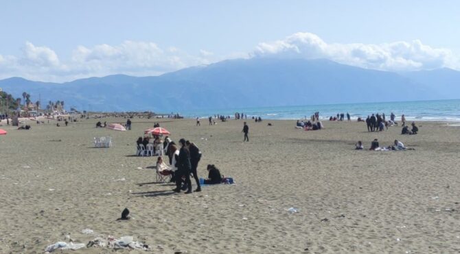 Yasaksız ilk pazarda sahillere akın ettiler