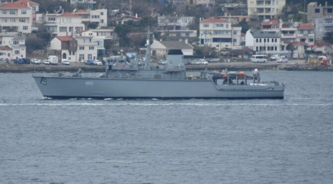 Yunan mayın tarama gemisi Çanakkale Boğazı’ndan geçti