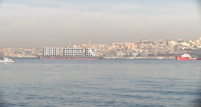 İstanbul Boğazı’ndan 4 katlı 3 blok apartmanı andıran gemi geçti