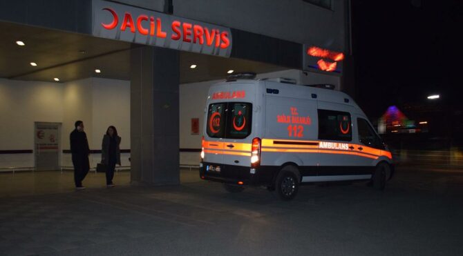Komşular arasında satır ve bıçaklı kavga: 10 yaralı