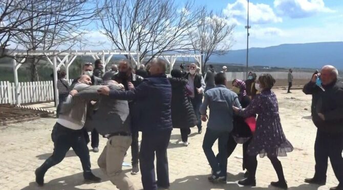 Köylüler ile muhtar tekme tokat kavga etti