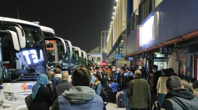 Otogarda tam kapanma yoğunluğu gece de sürdü
