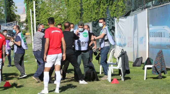 Ankara Demirsporlu futbolculardan foto muhabirlerine çirkin saldırı