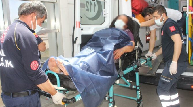 Eşini satırla hastanelik etti