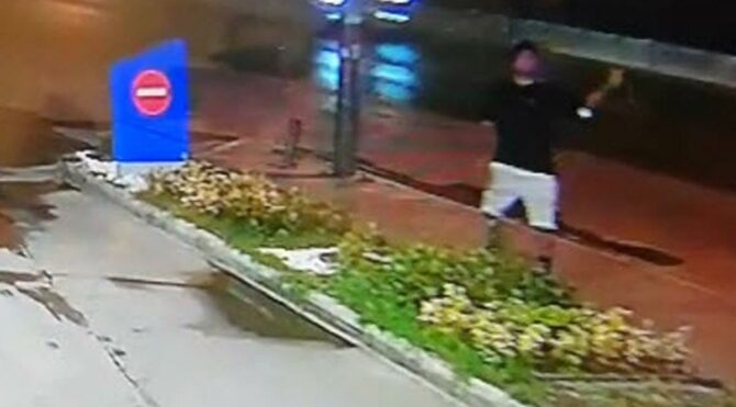 Akaryakıt istasyonuna oyuncak el bombası attı