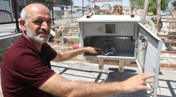 Hırsızlık yaparken unuttuğu telefonunu geri istedi