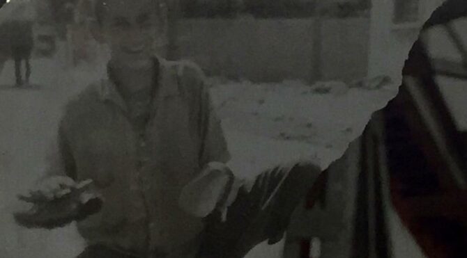 Ünlü oyuncunun ayakkabı boyacılığı yaparken çekilen fotoğraf ortaya çıktı