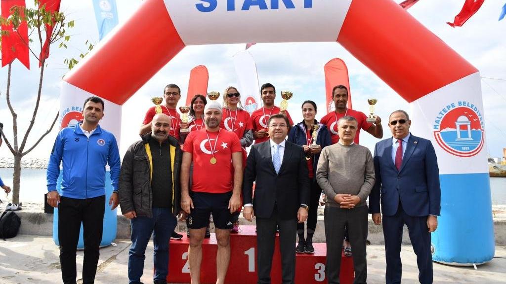 Cumhuriyet coşkusunu yüzerek yaşadılar