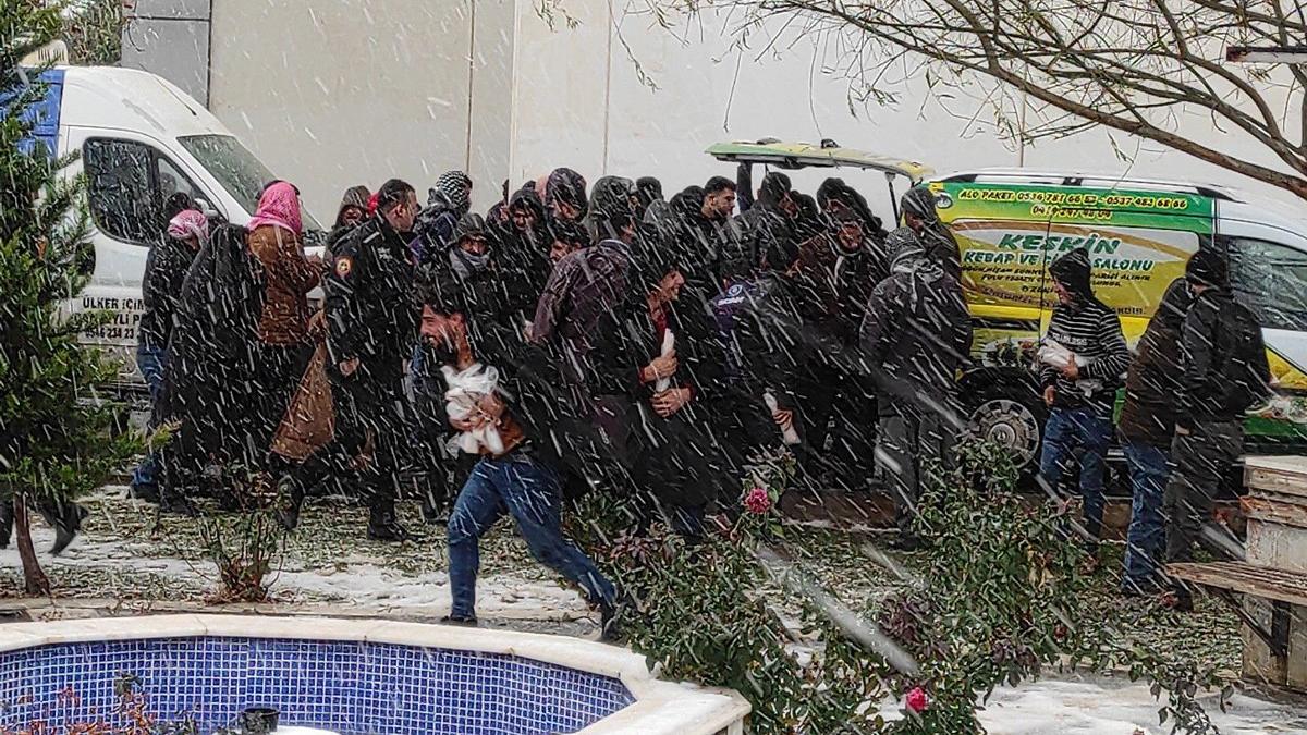 Seçimi bırakıp kar altında dürüm için yarıştılar