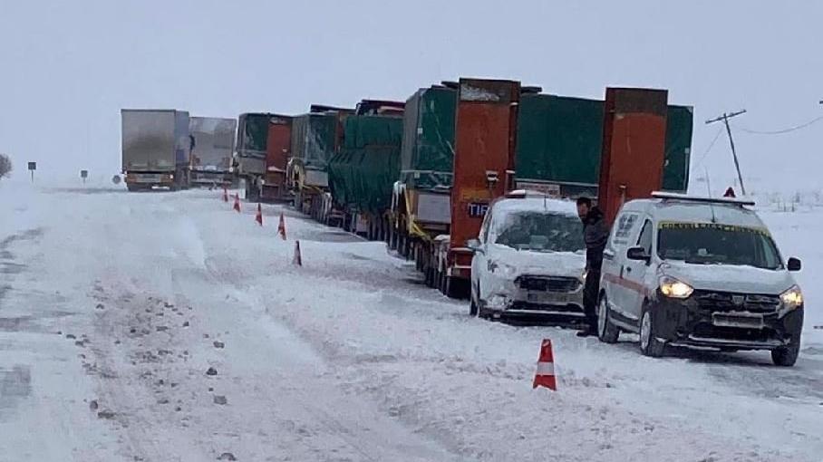 Valilik yolda kalan 3 bin kişiyi misafirhane ve pansiyonlara yerleştirdi