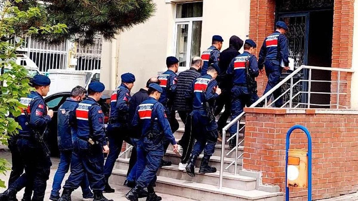 Define arayan şüpheliler, 14 metrelik çukurda yakalandı