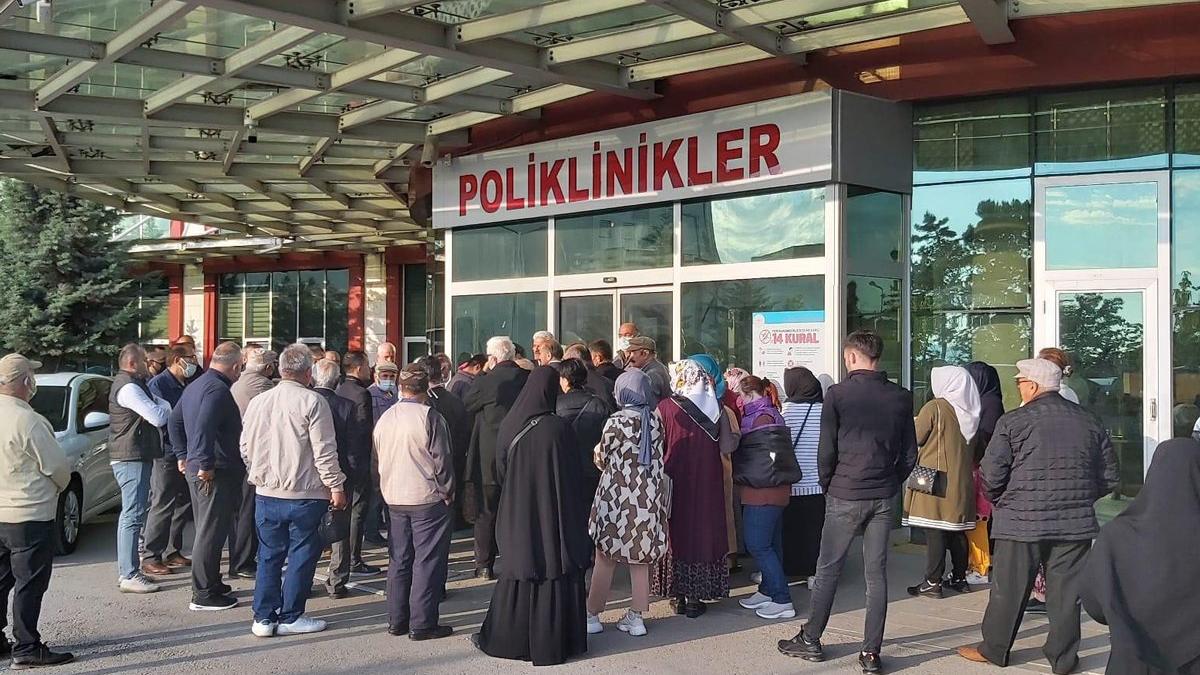 Muayene olabilmek için geceden sıraya giriyorlar