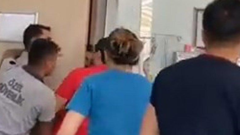Güvenlik görevlileri, doktorları hasta yakınlarından kapıyı tutarak korudu