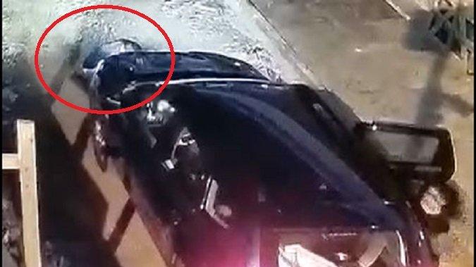 Trabzon’da aracından inen kişi sokağın ortasına tuvaletini yaptı